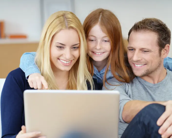 Una famiglia in videochiamata per il primo colloquio a distanza
